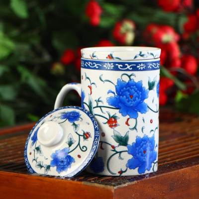 Кружка керамическая с крышкой и ситом «Цветение роз» 360мл под.уп.