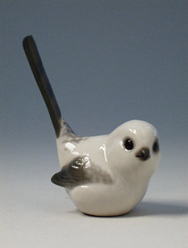 Скульптура "Длиннохвостая синица"