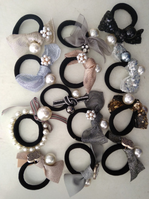 Резинка для волос бант с бусинами