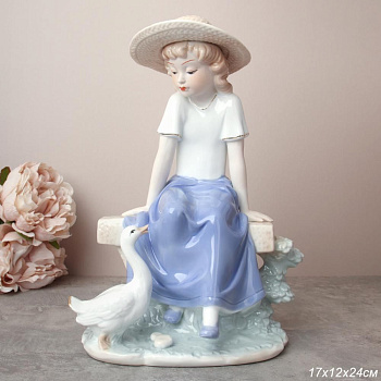 Статуэтка Девушка на скамейке с уткой 23см