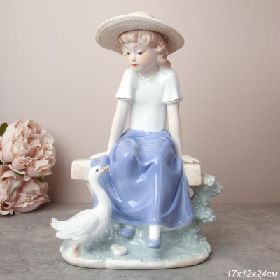 Статуэтка Девушка на скамейке с уткой 23см