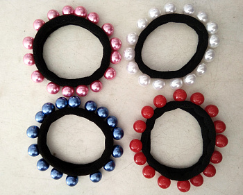 Резинка для волос с бусинами